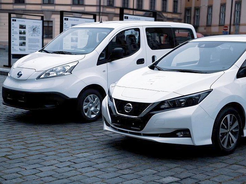 Praha převzala elektromobily Nissan